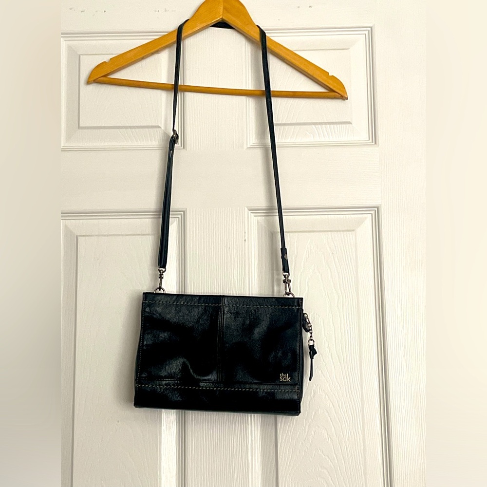 The Sak Shoulder Bag! Black leather with cell phone pocket on the back